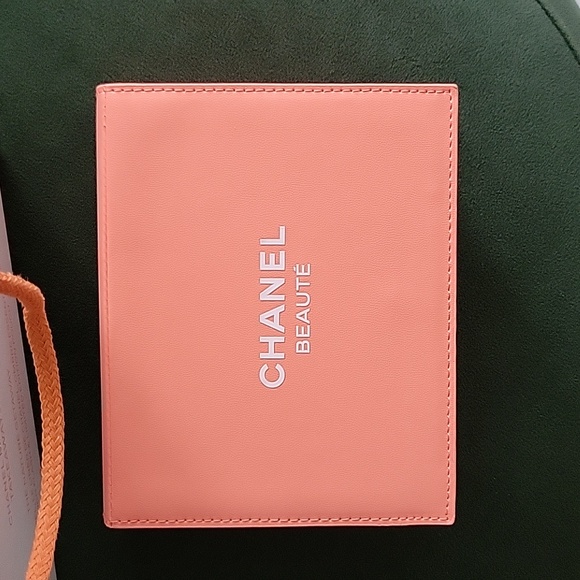 Chanel Makeup Takeaways The Nature Getaway Pouch - Picture 3 of 7